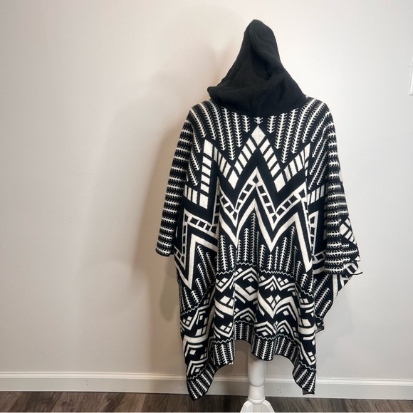 EXPRESS Abstract Black White Knit Hooded Poncho SKU#C24337 - Picture 5 of 9